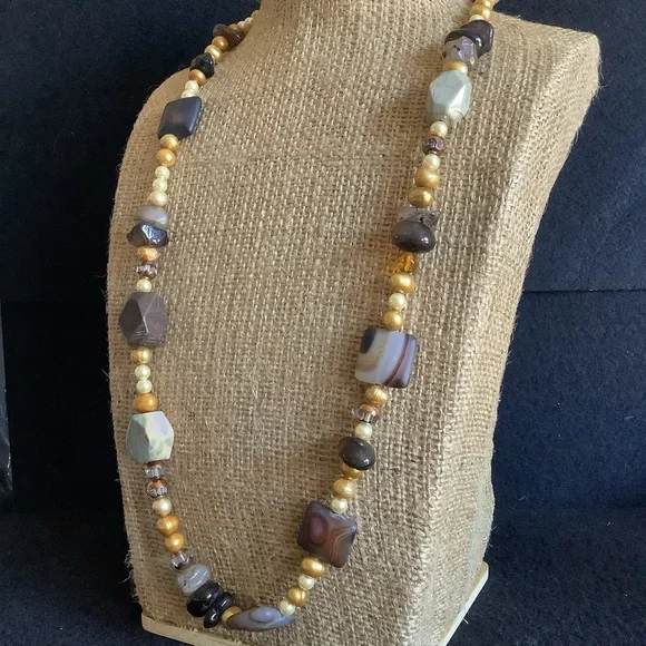 Genuine freshwater pearl & quartz necklace. - Picture 4 of 9